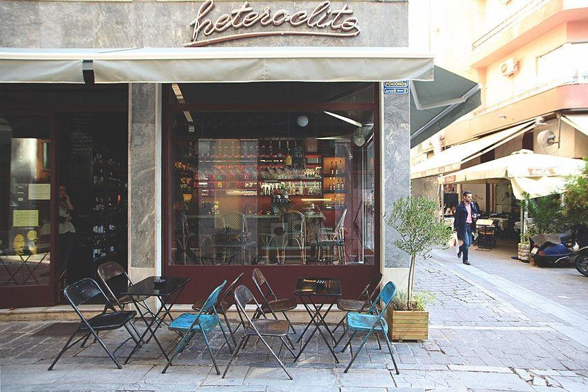 Non dimenticatevi di accompagnare tutto il cibo delizioso di Atene con del buon vino greco in abbondanza © Vassilis Kallidis / Lonely Planet