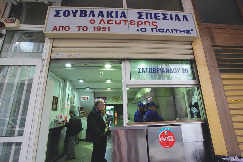 Lefteris ha dell'ottimo fast food alla greca: con pita artigianale e souvlaki mangiati caldi direttamente dallo spiedo © Vassilis/Lonely Planet