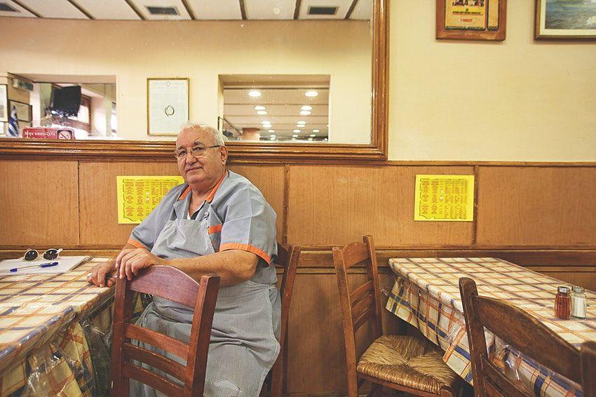 Molti dei ristoranti citati, aperti dagli anni ’60,  perfezionano il menù e conquistano clienti affezionati da allora © Vassilis/Lonely Planet