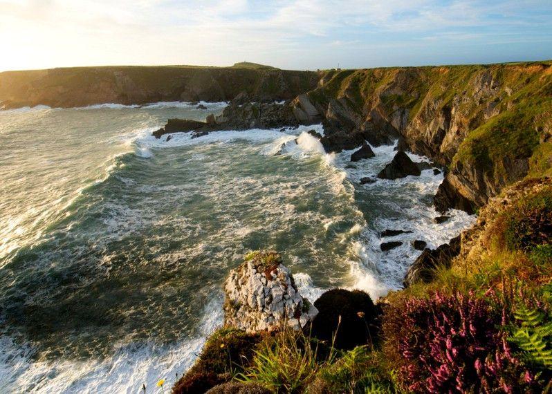 La spettacolare costa del Pembrokeshire vista da Marloes Sand. ©Pete Seaward/Lonely Planet