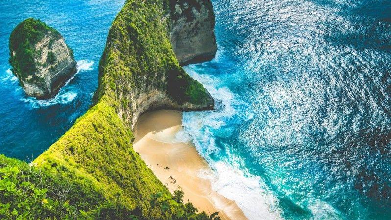 Manta Bay (o Kelingking Beach) Iola di Nusa Penida, Bali. ©Galjan/Shutterstock