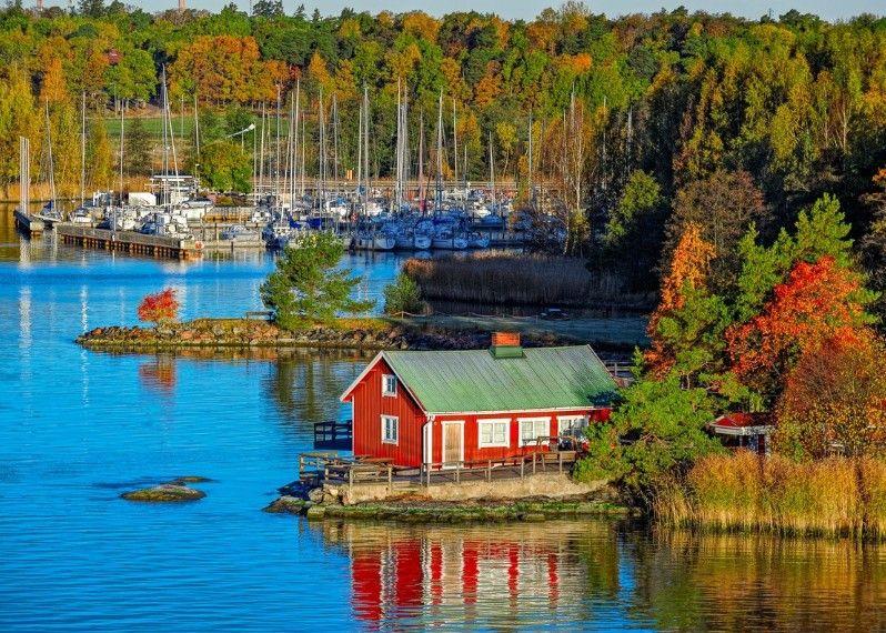 Un tipico cottage finlandese immerso nei colori dell'autunno sull'isola di Ruissalo.
©Igor Grochev/Shutterstock