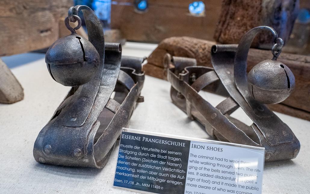 Eiserne Prangerschuhe im Kriminalmuseum (auch Foltermuseum genannt)